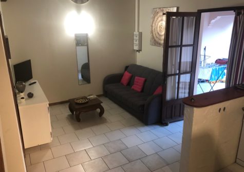 PETITE VILLA T2 ENTIEREMENT MEUBLEE AVEC JARDIN PRIVATIF
